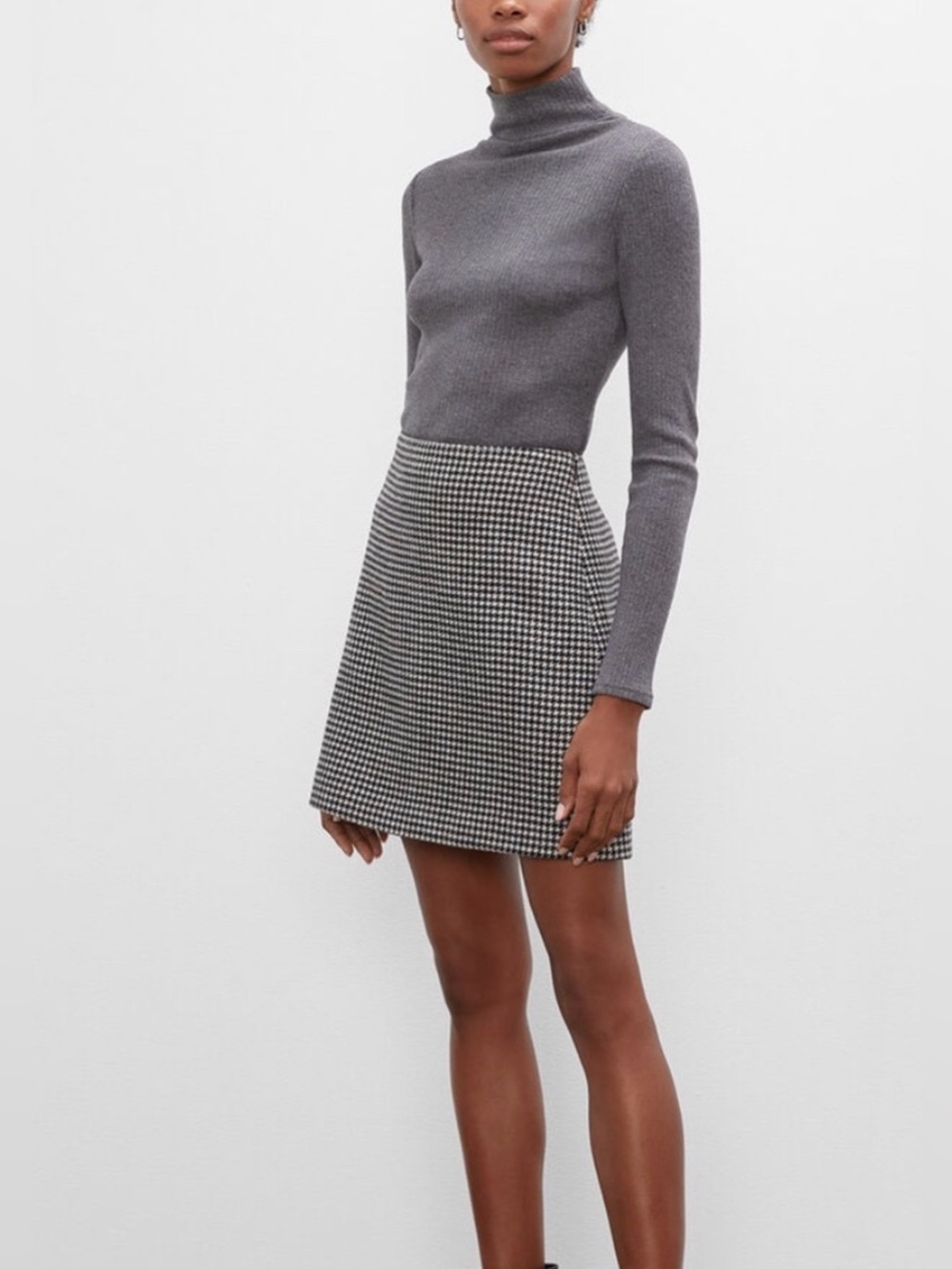 New with tags Club Monaco Gray Houndstooth A-Line Mini Skirt. Size 4.
